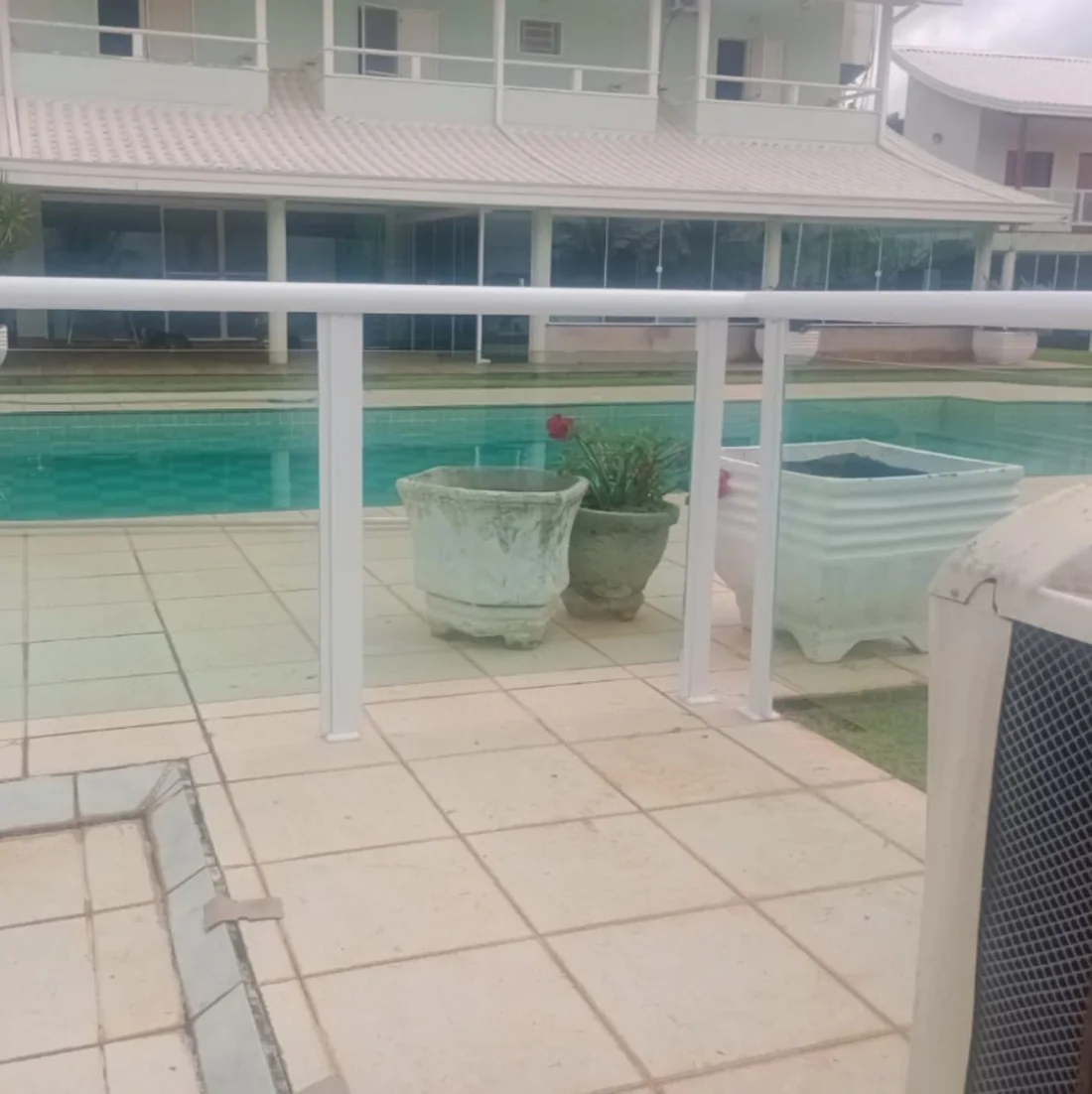 Fechamento junto à piscina